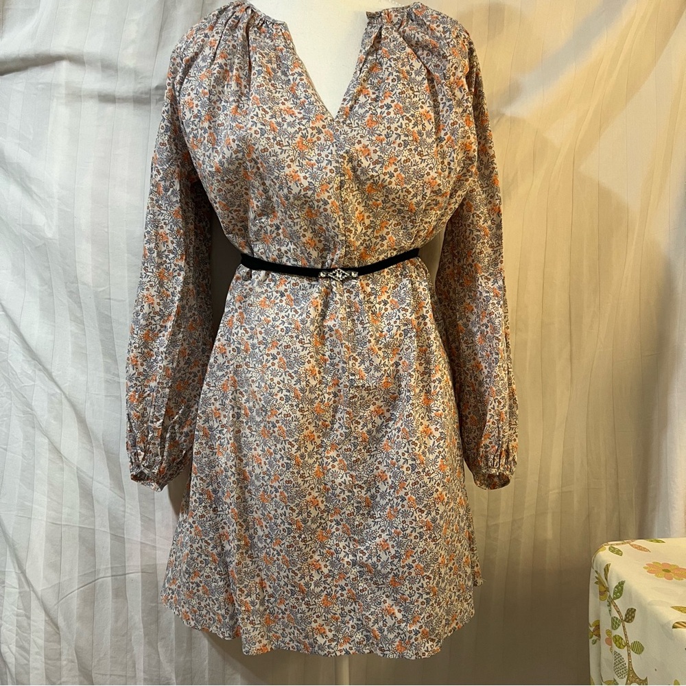 H&M dreamy and gorgeous floral print dress.